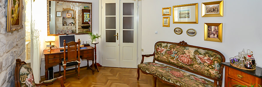 Split Apartments Lounge Room